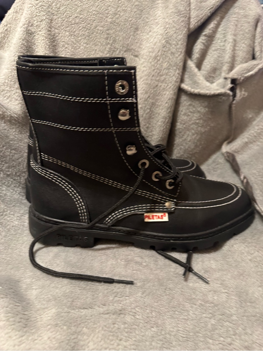 Tracker boots